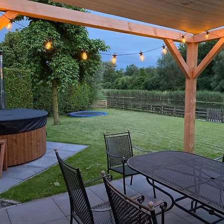 Villa Riverside Met Hottub, Eigen Aanlegsteiger, Zwemtrap, Trampoline En Kano'S Zeewolde Esterno foto