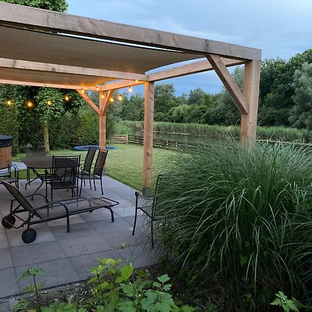 Villa Riverside Met Hottub, Eigen Aanlegsteiger, Zwemtrap, Trampoline En Kano'S Zeewolde Esterno foto