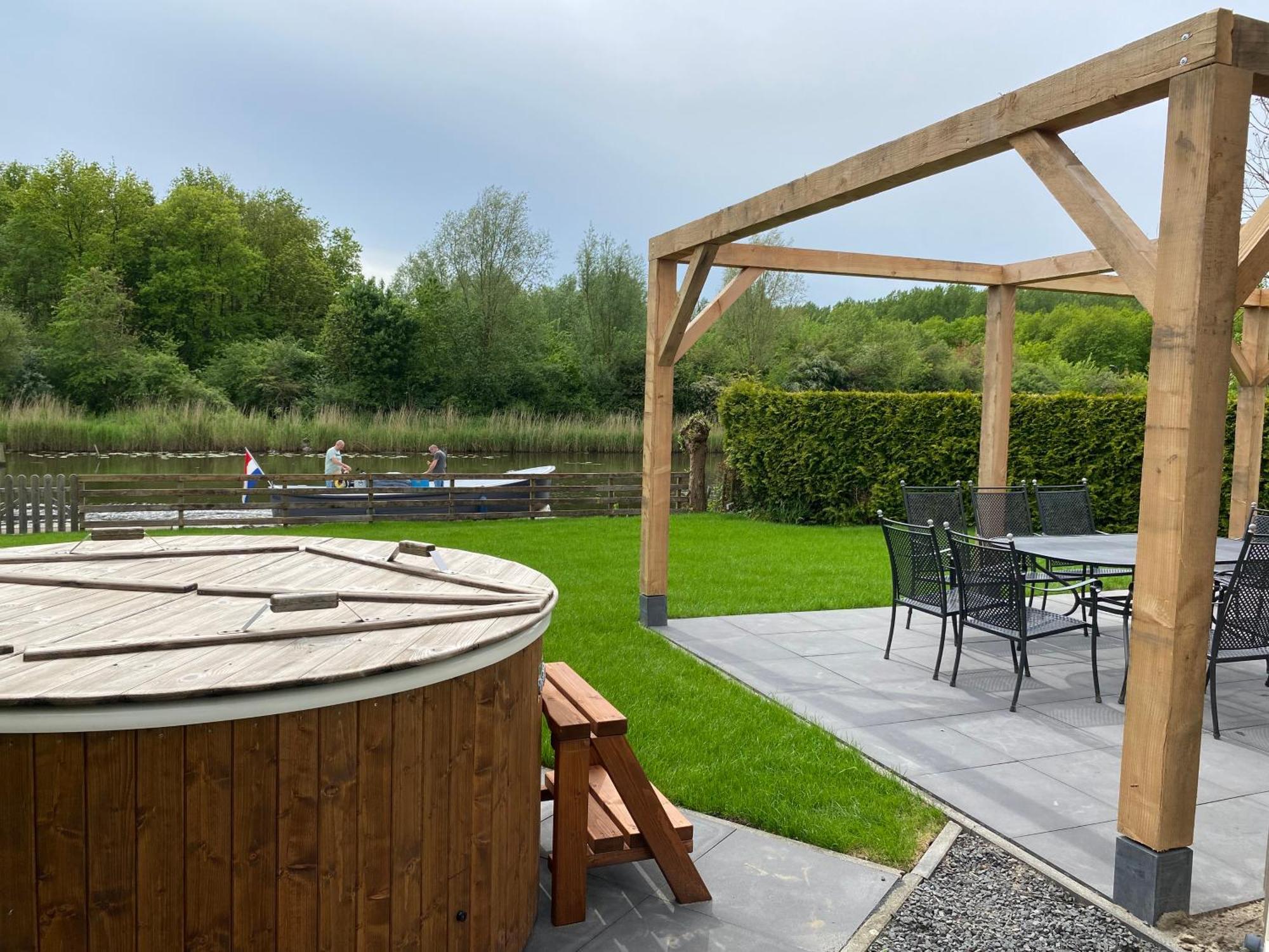 Villa Riverside Met Hottub, Eigen Aanlegsteiger, Zwemtrap, Trampoline En Kano'S Zeewolde Esterno foto