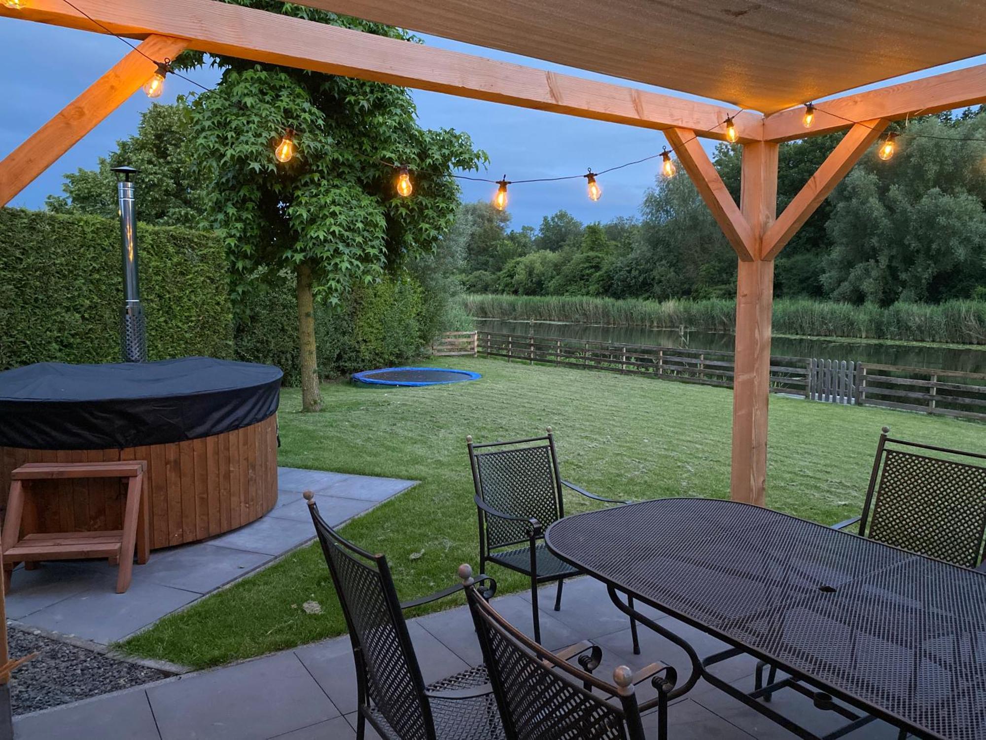 Villa Riverside Met Hottub, Eigen Aanlegsteiger, Zwemtrap, Trampoline En Kano'S Zeewolde Esterno foto