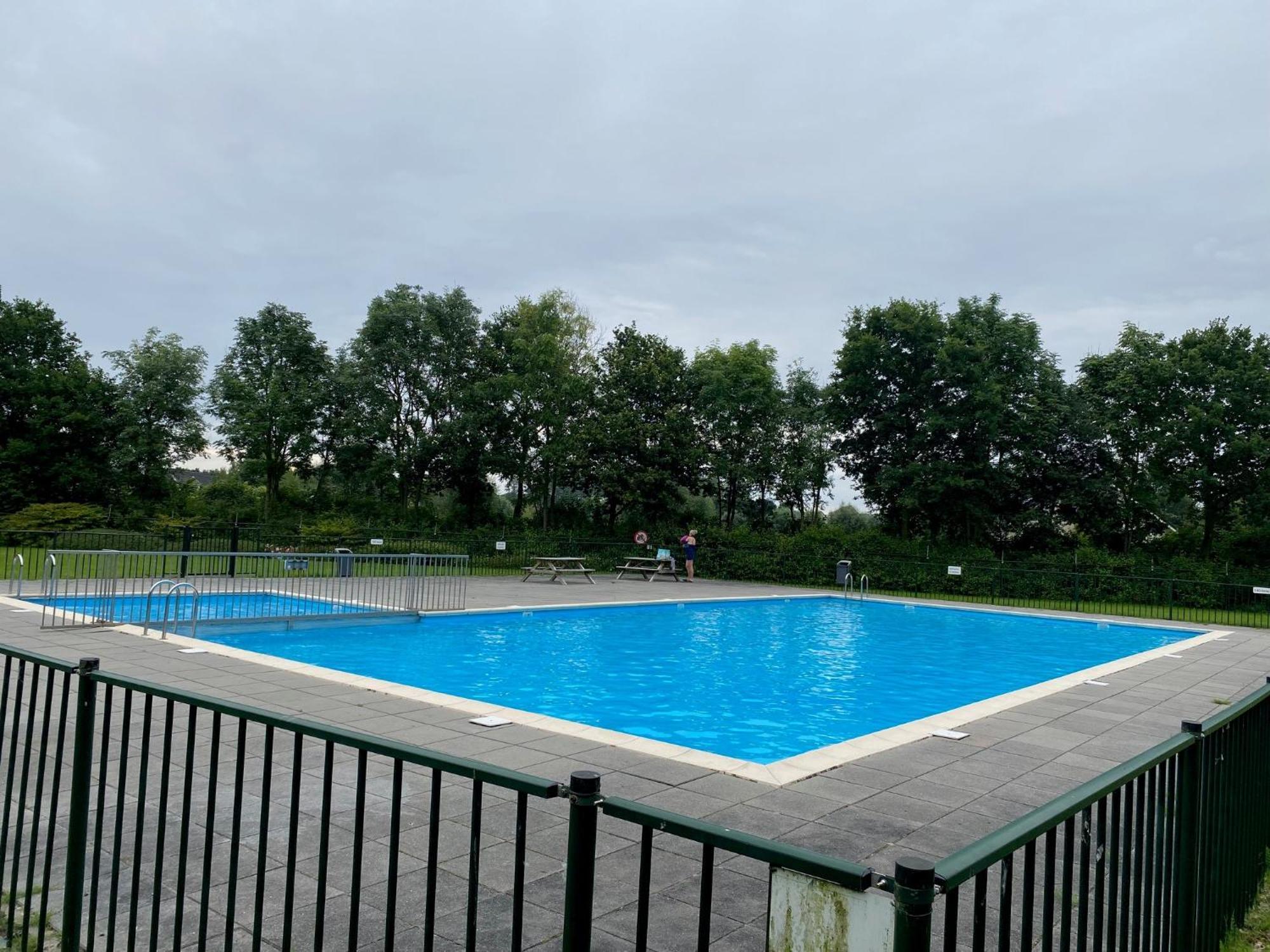 Villa Riverside Met Hottub, Eigen Aanlegsteiger, Zwemtrap, Trampoline En Kano'S Zeewolde Esterno foto