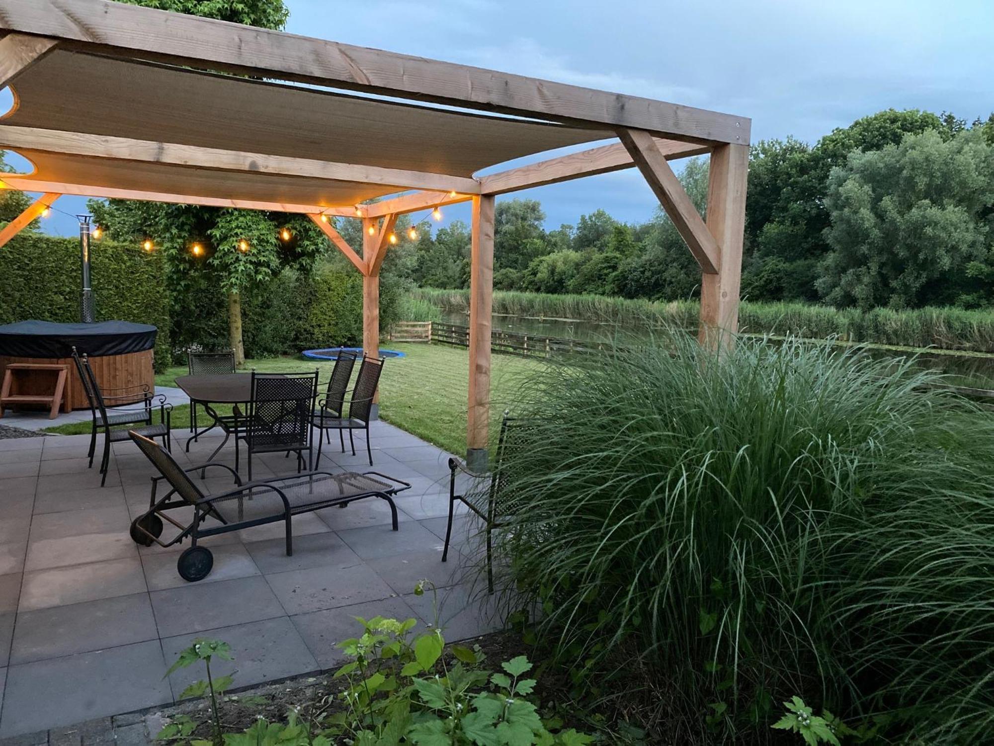 Villa Riverside Met Hottub, Eigen Aanlegsteiger, Zwemtrap, Trampoline En Kano'S Zeewolde Esterno foto